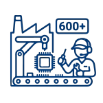 Icône stylisée en ligne bleu montrant une chaîne de montage d'usine avec un bras robotisé posant un processeur sur une carte mère et un technicien avec des outils.