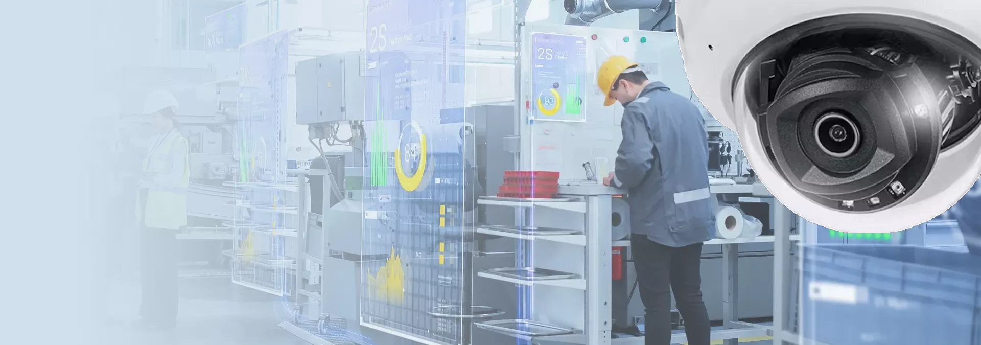 Une bannière illustrant la surveillance industrielle montrant un technicien travaillant dans une usine moderne, avec une caméra CCTV de type dôme en premier plan et des interfaces numériques en transparence.