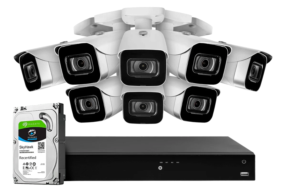 Une trousse de surveillance comprenant huit caméras de sécurité de type « bullet » blanches, un enregistreur vidéo en réseau (NVR) noir et un disque dur interne Seagate SkyHawk.