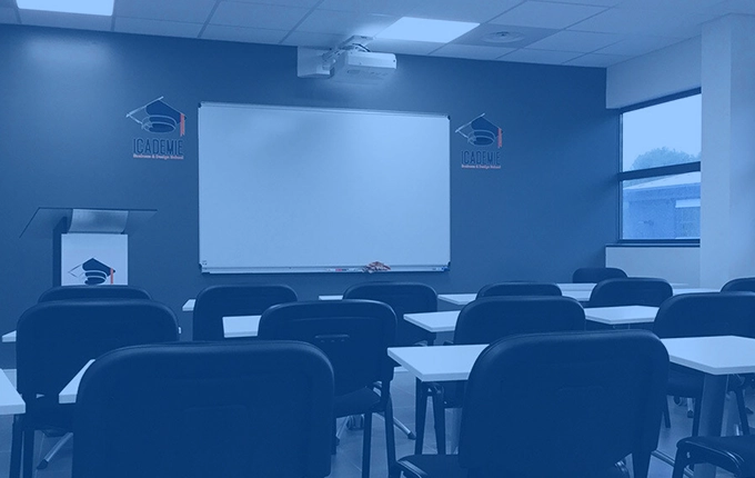 Une salle de classe vide avec des rangées de bureaux, un tableau blanc et un projecteur, teintée en bleu.