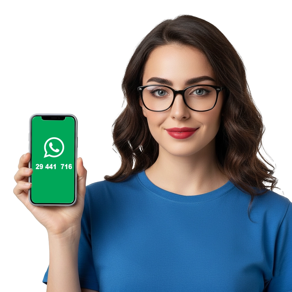 Une technicienne informatique de BestPC Tunisie présentant un smartphone avec le logo WhatsApp et le numéro de contact 29 441 716