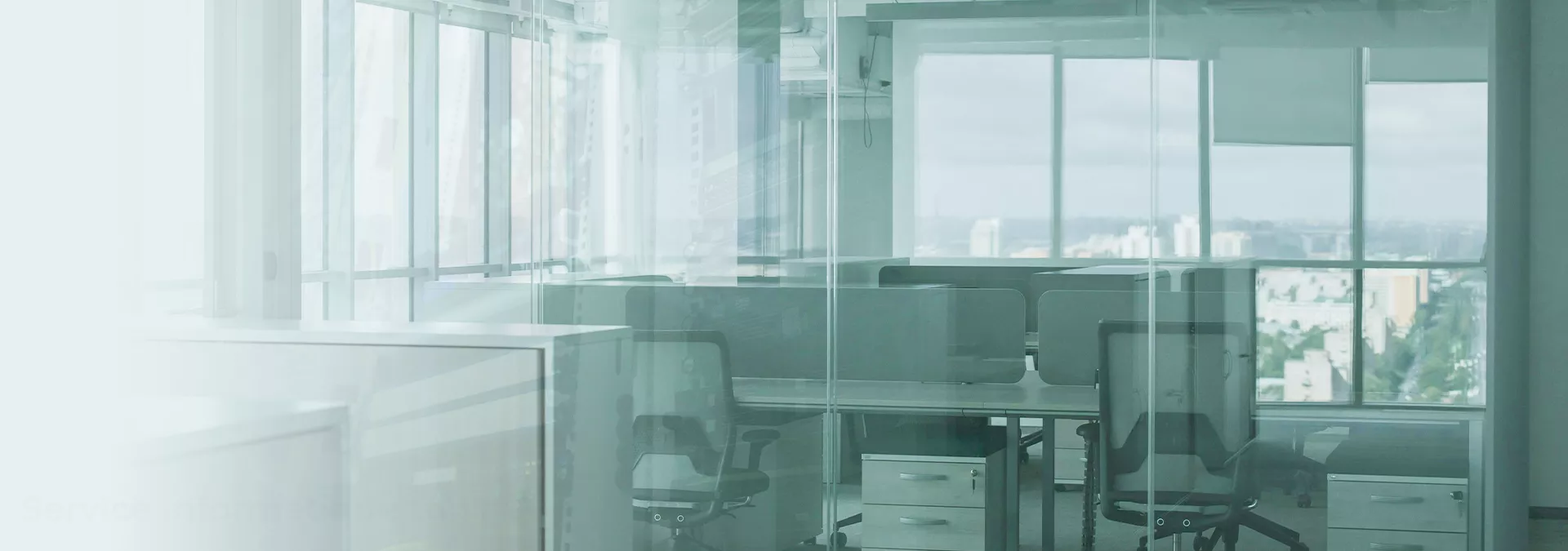 Bureau moderne lumineux avec cloisons en verre et postes de travail.