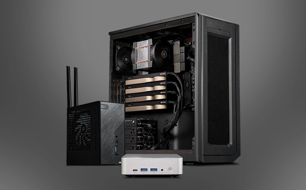Unité centrale de type station de travail ouverte révélant plusieurs cartes graphiques, accompagnée d'un mini-PC et d'un boîtier réseau.