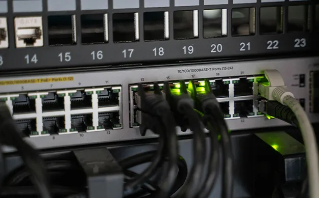Switch et câbles connectés pour un réseau informatique performant.