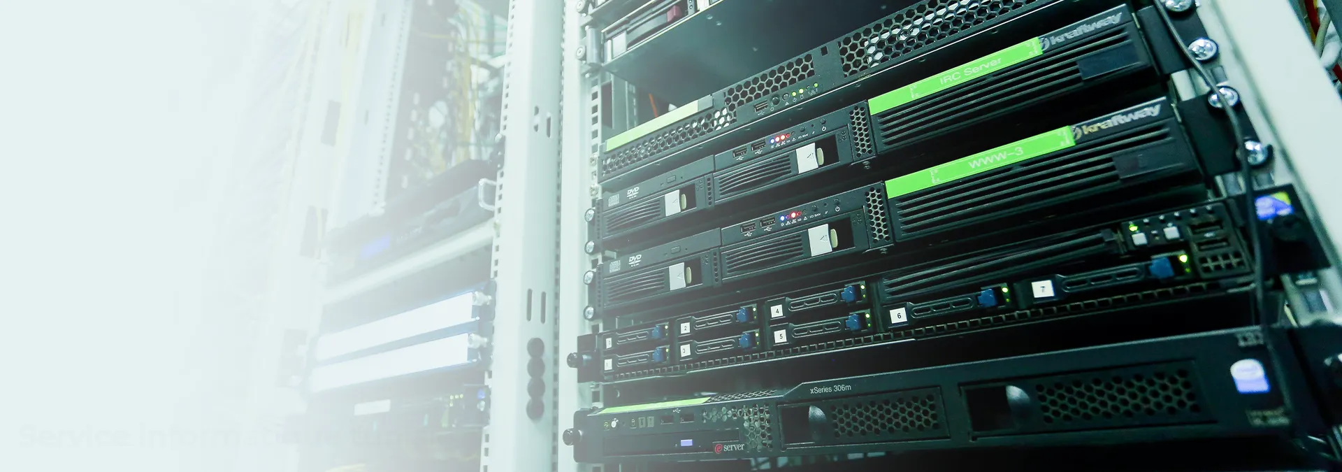 Gros plan sur des baies de serveurs avec plusieurs serveurs en réseau et des câbles dans un centre de données.