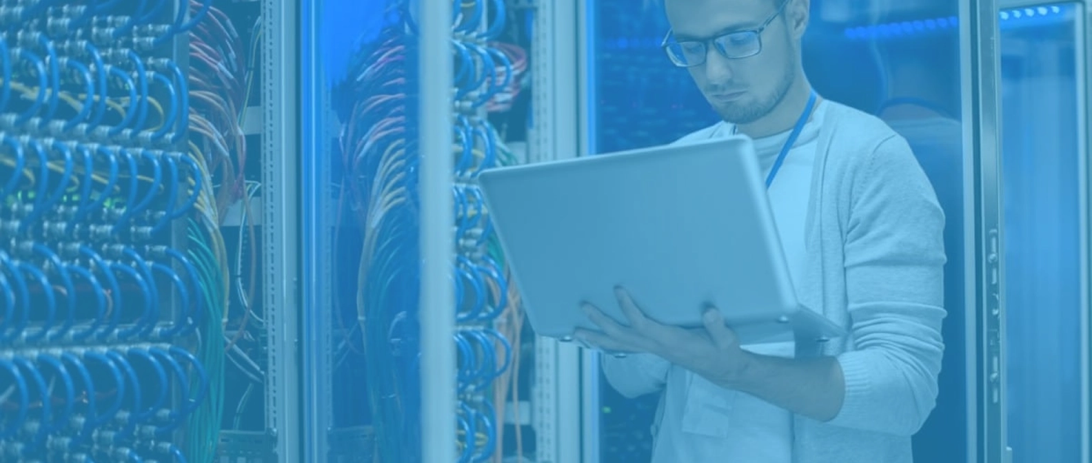 Technicien de bestpc Tunisie effectuant la vérification et le diagnostic logiciel d'une infrastructure de câblage réseau dans une salle serveur.