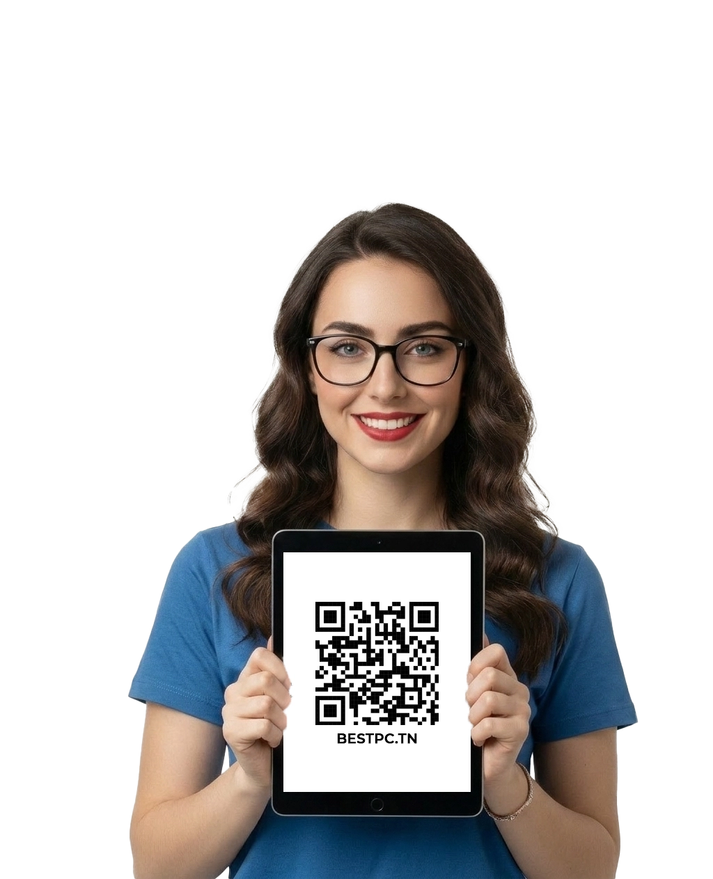 Une femme portant des lunettes et une chemise bleue tient une tablette affichant un code QR et le texte "BESTPC.TN" sur un fond blanc uni.